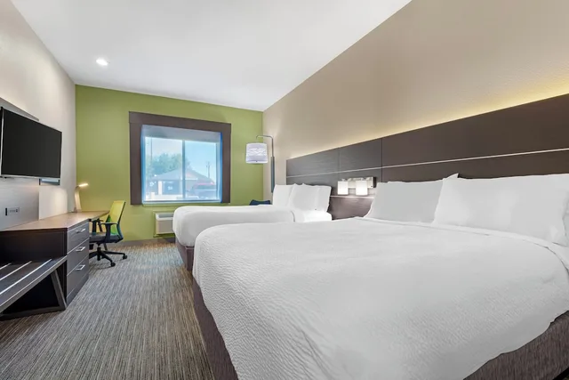 Standard, 2 Queen Beds, Extra Floor Space، Holiday Inn Express Hotel Suites Fairfield North 2/2