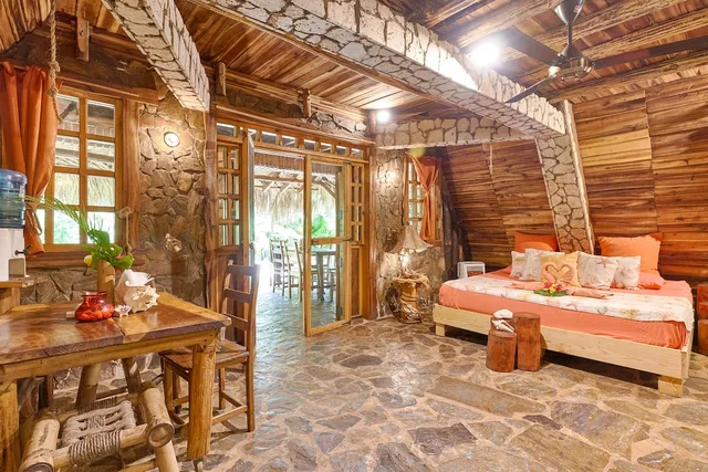 شاليه سيغنتشر بسريرين كينج وسرير فردي بإطلالة على المسبح بغرفة نوم واحدة بمسبح خاص، Chalet Tropical Village B&amp;B 4/4