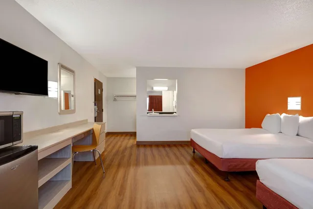 2 Queen Beds - Hearing Accessible، Motel6 Lakeville, MN - South - Lakeville 1/10