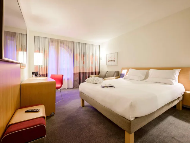 Standard, Double Bed, Sofa, Novotel Birmingham Centre 7/10