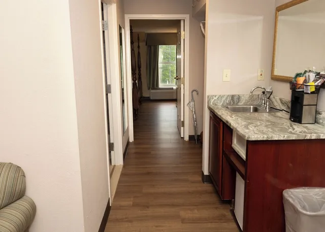 جناح بسرير كينج بغرفة نوم واحدة مع أريكة، D. Hotel and Suites 7/8
