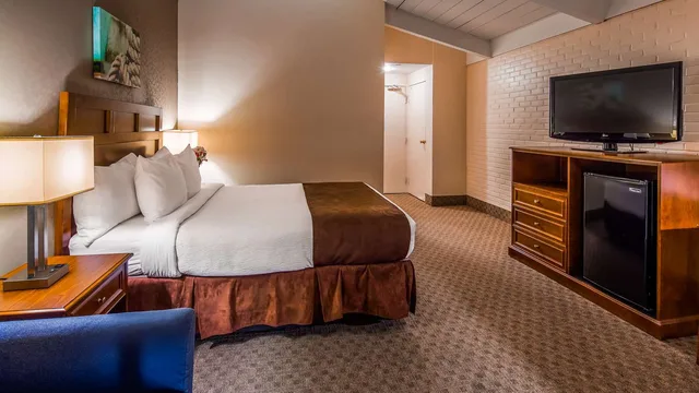 Room, Queen Bed, Water View, Sofa، Best Western Adams Inn Quincy-Boston 2/3