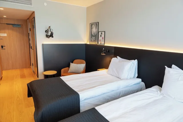 غرفة قياسية بسريرين منفصلين في الطابق العلوي، Holiday Inn Helsinki Expo Ex Holiday Inn Helsinki Exhibition Convention Centre 5/8