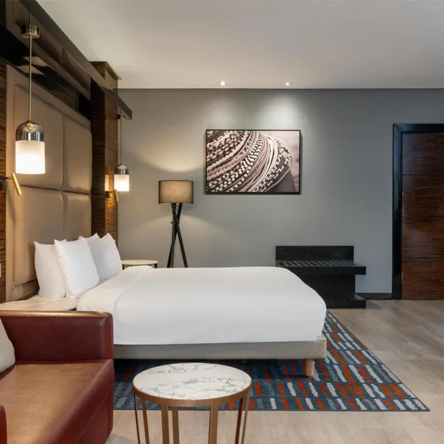 غرفة بريميوم بإطلالة على المسبح بشرفة، RADISSON BLU HOTEL, LUSAKA 2/10