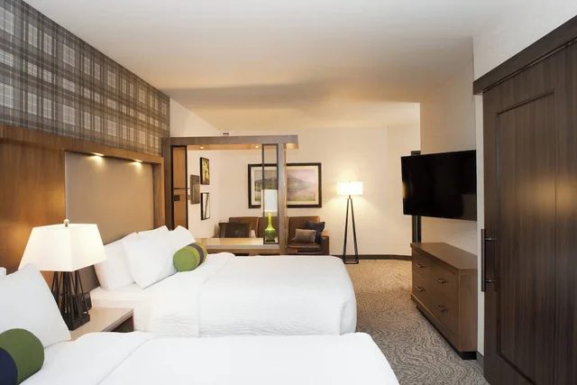 جناح بسريرين كوين مع أريكة لذوي الإعاقة، Springhill Suites Bend 2/5