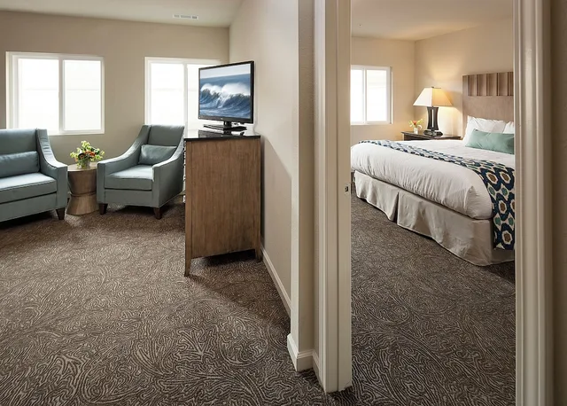 Family Suite, King and Queen Bed, Sofa, Cambria Landing Inn & Suites 2/3