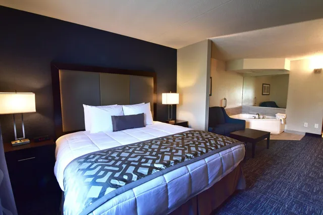 جناح بسرير كينج بجاكوزي، Best Western Plus Flint Airport Inn & Suites 2/5