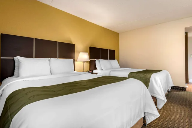 غرفة رباعية بسريرين كوين، Quality Inn and Suites Brampton 2/8