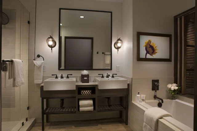 Luxury, King Bed, River View, River Terrace Inn 9/9