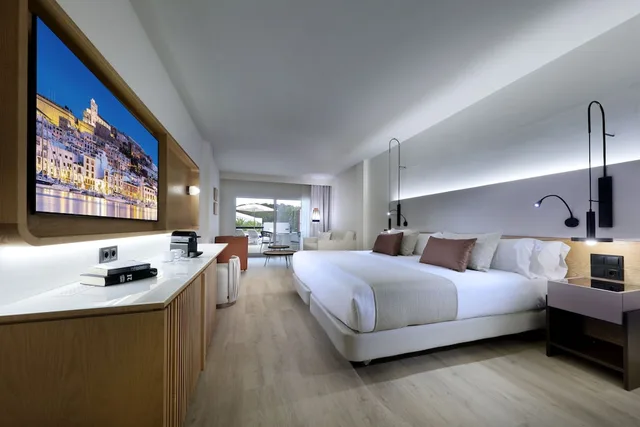 جناح جونيور بسرير كينج بشرفة بحوض جاكوزي، GRAND PALLADIUM PALACE IBIZA RESORT 3/6