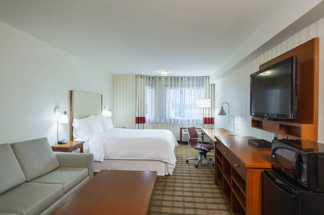 غرفة تقليدية بسرير كوين، Four Points by Sheraton Edmonton South 1/3