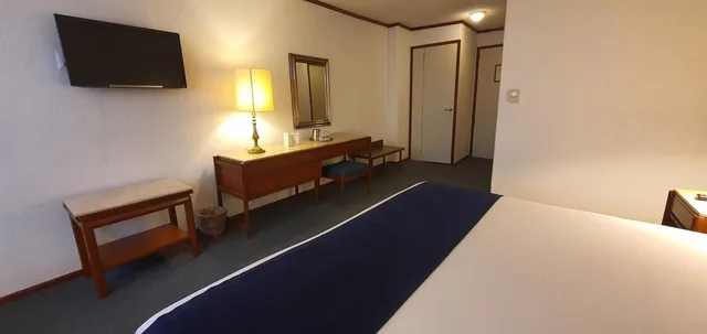 جناح جونيور، Bristol Hotel 7/10