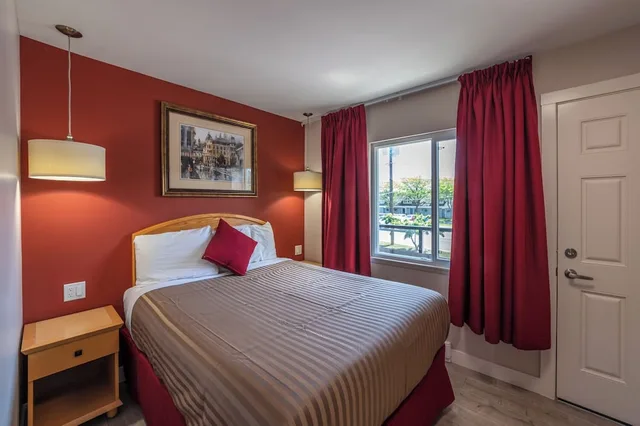 جناح عائلي بسريرين كوين مع أريكة، Sahara Courtyard Inn Penticton 5/10