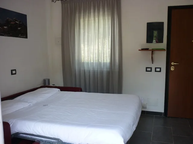 شقة بسرير كوين بغرفة نوم واحدة مع أريكة بمطبخ صغير، Resort Costa Morroni 2/6