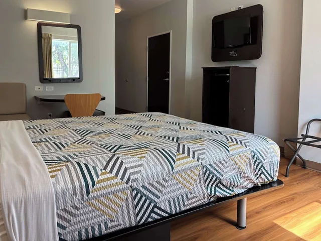 غرفة قياسية بسرير كوين بمطبخ صغير، Motel6 Weslaco, TX 4/9