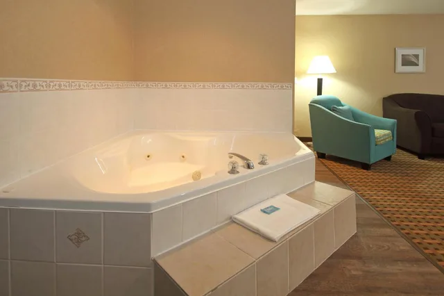 جناح بسرير كينج مع أريكة، Holiday Inn Express Vernon 6/7