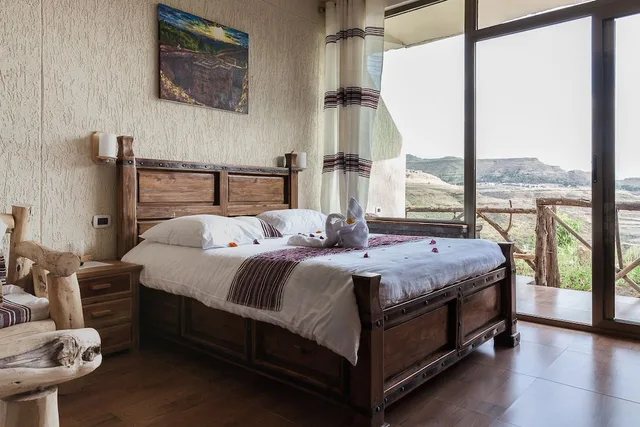 غرفة ديلوكس رباعية بسرير كوين وسريرين منفصلين بإطلالة على الجبل بشرفة بغرفتي نوم، Sora Lodge Lalibela 3/7