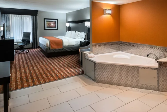 جناح بسرير كينج بحوض جاكوزي، Holiday Inn Express & Suites NASHVILLE SOUTHEAST - ANTIOCH 5/6