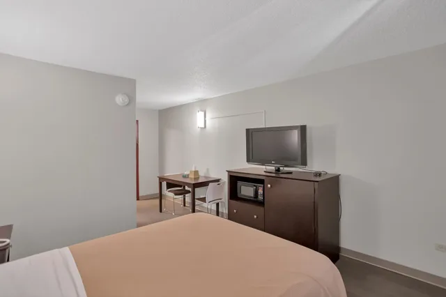 Room, Queen Bed, Bridgeview Inn 1/1