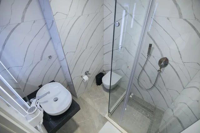 غرفة كومفورت بسرير كينج بإطلالة جزئية على البحر مع أريكة، Brilliant Hotel & SPA Golem 4/4