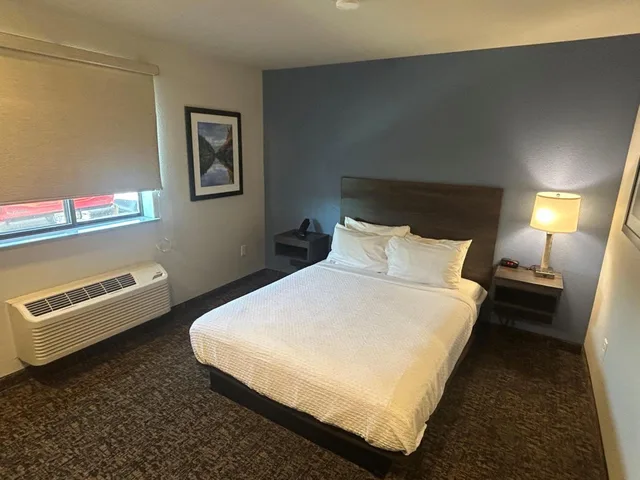غرفة بسرير كوين بمطبخ بحوض استحمام لذوي الإعاقة، Executive Residency by Best Western Medford 1/2
