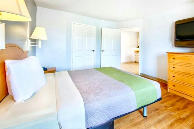 Queen Bed with Queen Sofa Sleeper Bed with Kitchenette Non - Smoking، Oyo Townhouse Sulphur,LA Extended Stay I-10 1/5