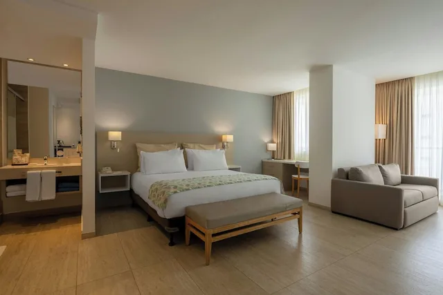 Deluxe, King Bed, Sofa, Mercure Santa Marta Emile 5/10