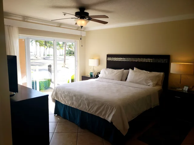 2 Bedrooms, Suite, King and Queen Bed, Ocean Front، Holiday Inn Resort Grand Cayman, an IHG Hotel 3/10