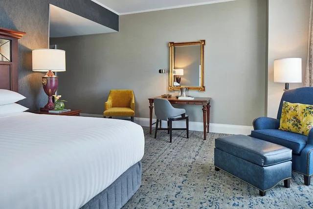 غرفة ركنية بسرير كينج بشرفة، The Battle House Renaissance Mobile Hotel Spa 2/4