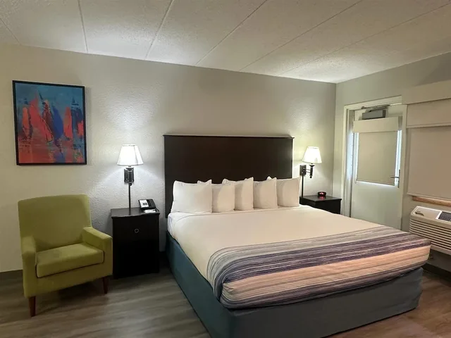 Efficiency, King Bed, Water View, High Floor، Americinn By Wyndham Menominee 2/4