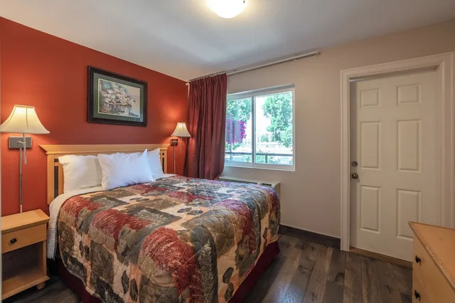 جناح عائلي بسريرين كوين مع أريكة، Sahara Courtyard Inn Penticton 1/10
