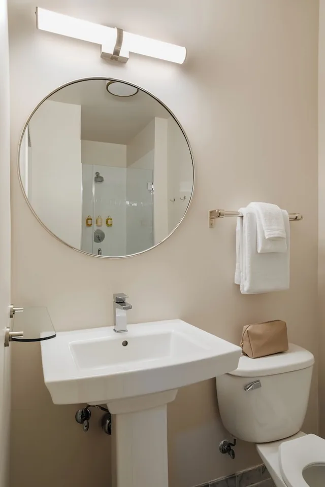 غرفة بسرير كوين بإطلالة على المدينة، Found Hotel Chicago River North 7/8