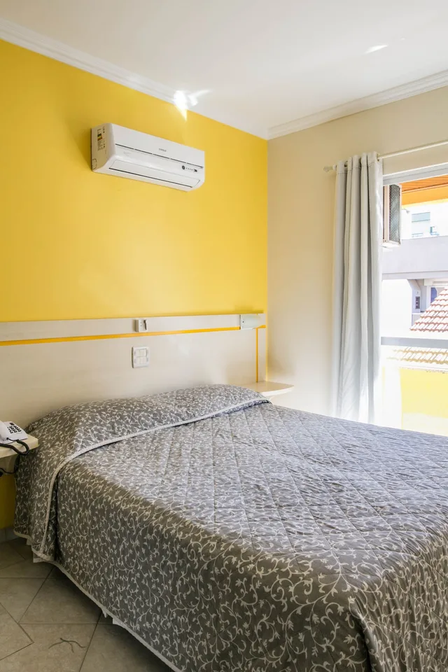 غرفة قياسية رباعية بسرير مزدوج بشرفة مع أريكة، Bombinhas Praia Apart Hotel - Unidade Bombas 4/8