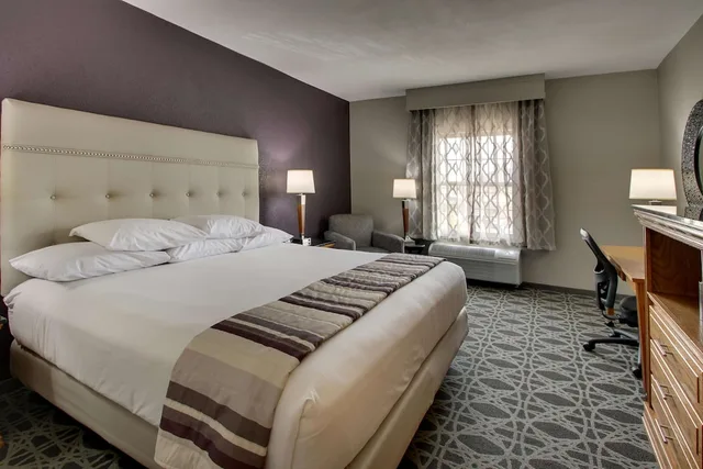 غرفة ديلوكس بسرير كينج، Drury Inn and Suites Albuquerque North 1/5