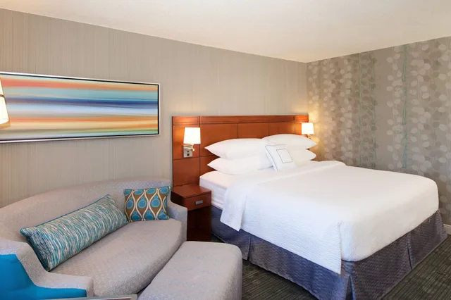 Executive, King Bed, Sofa, Courtyard by Marriott Boston Billerica Bedford 3/4