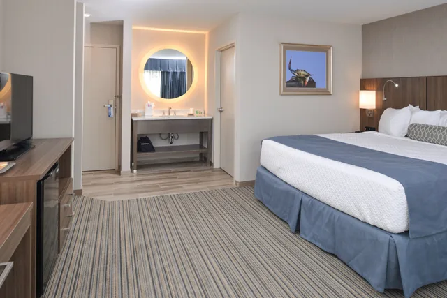 غرفة بسرير كينج، Anchored Inn At Hidden Harbour Marina 1/4