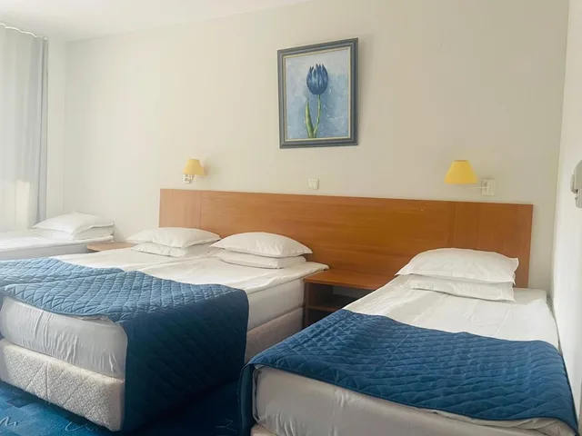 غرفة رباعية بإطلالة على المتنزه بشرفة، Madara Park Hotel 5/9