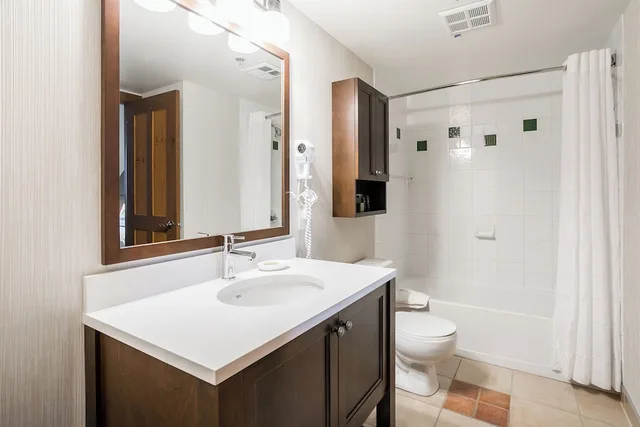 Two Bedroom Condo (1 Queen + 2 Double Beds + Sofa Bed)، Tour Des Voyageurs 2/2