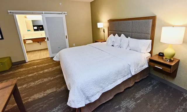 استوديو بسرير كينج مع أريكة لذوي الإعاقة، Hampton Inn Kirksville 2/4