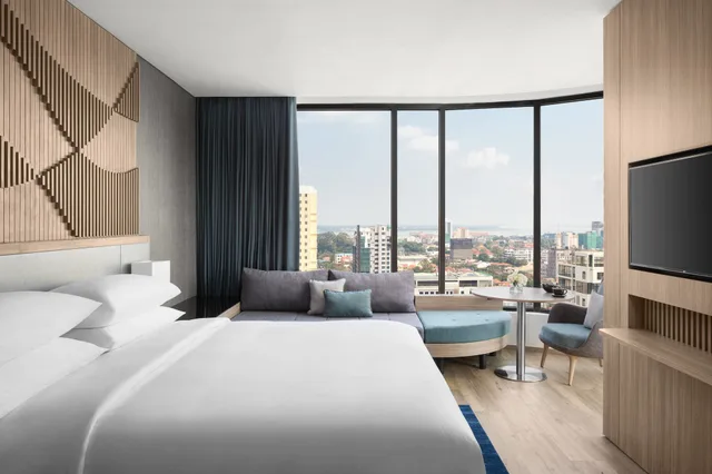 غرفة تنفيذية بسرير كينج مع أريكة، Courtyard Phnom Penh 3/9