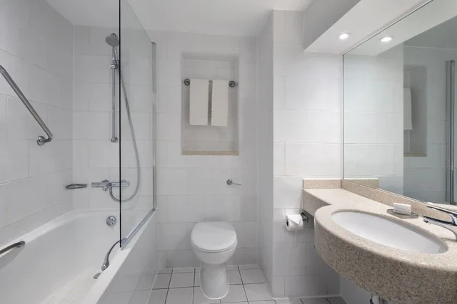 غرفة ديلوكس بسرير كوين، Delta Hotels by Marriott Swindon 4/4