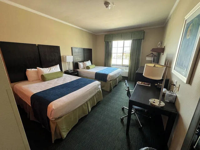 غرفة قياسية بسريرين كوين بإطلالة على المدينة، Cityview Inn And Suites 1/5