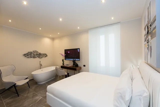 Deluxe, Queen Bed, Bathtub, Clementi Portrait 1/4