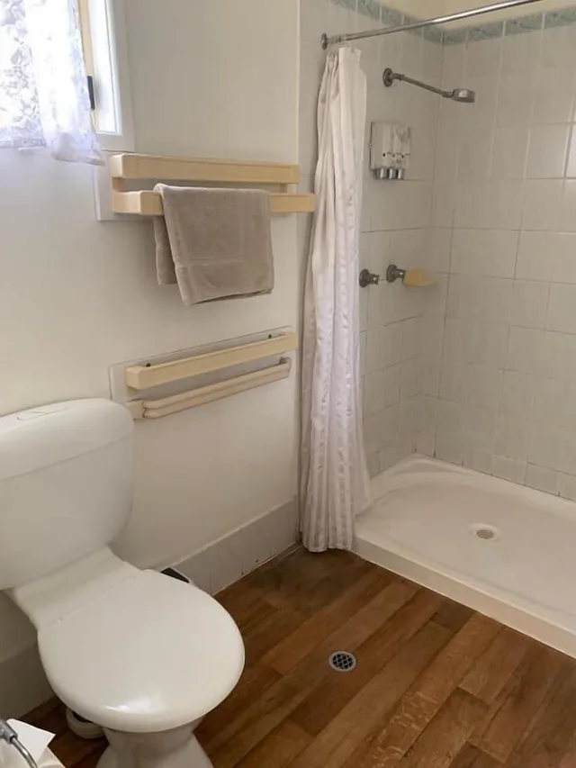 كابينة بسرير كوين وسرير فردي وسرير بطابقين بغرفتي نوم مع أريكة، Aurora Kakadu Lodge Jabiru 1/1