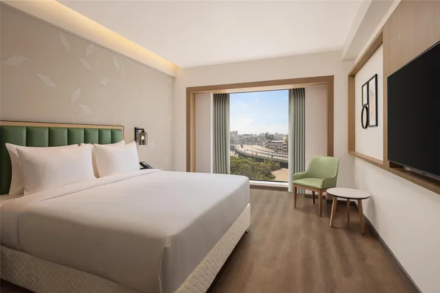 غرفة بسرير كينج بإطلالة على المدينة، Hilton Garden Inn Surat City Centre 1/4