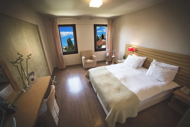 غرفة عصرية بسريرين منفصلين بإطلالة على الجبل، Portaria Hotel And Spa 1/1