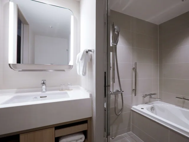 غرفة بسريرين منفصلين بإطلالة على الحديقة مع أريكة بحوض استحمام، Hyatt Place Kyoto 7/8