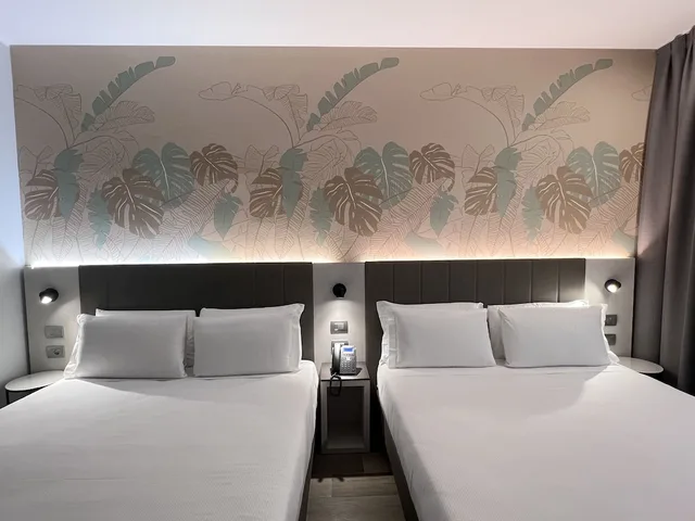 غرفة عائلية بسرير كوين وسرير فردي مع أريكة، iH Hotels Milano Centrale 3/9