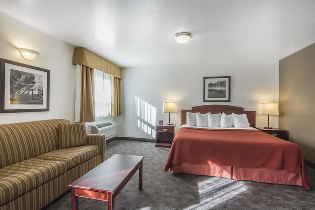 جناح بسرير كينج مع أريكة بحوض جاكوزي، Quality Hotel & Conference Centre Fort McMurray 2/2
