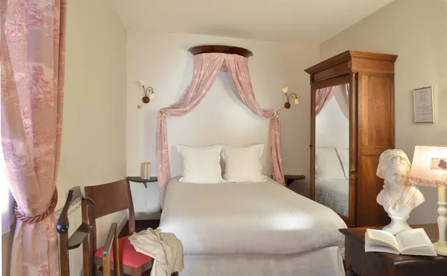 غرفة كومفورت مفردة بسرير كوين بحوض استحمام، Hotel Du Manoir 3/3